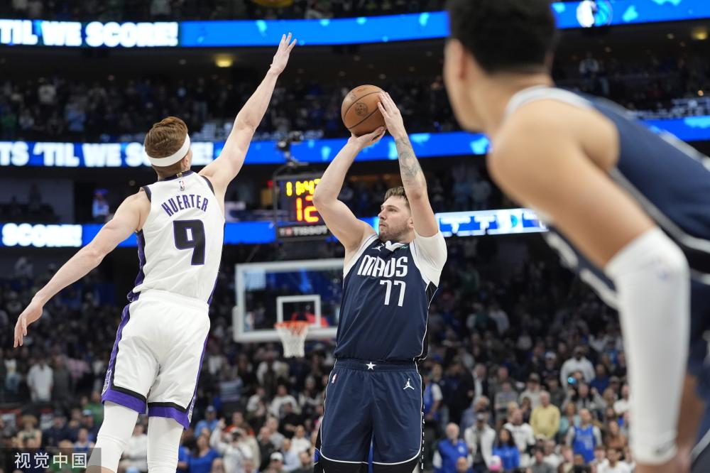 一名后卫 一名后卫